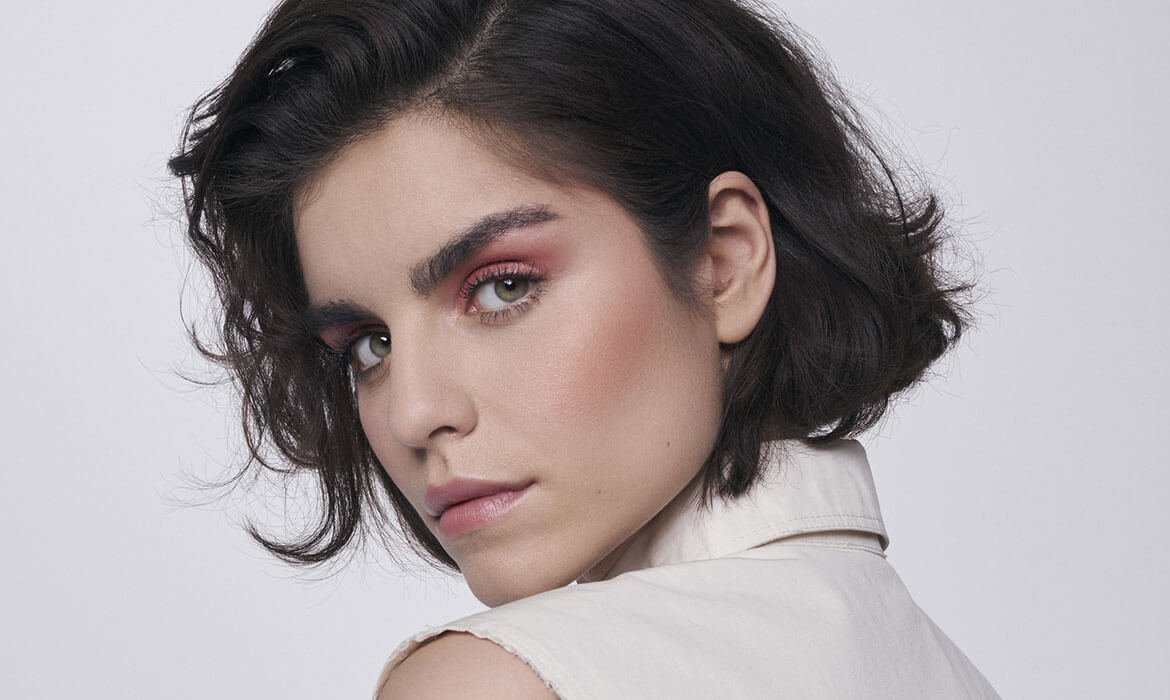Para tu maquillaje monocromático en tonos rosas elige la paleta Eye Go Wild, las gotas iluminadoras Glow Mon Amour y el pintalabios Born to blush de Infalible 24H, todo de L’Oréal Paris.
